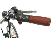 Правая рукоятка с ручкой газа и переключателем передач скоростей шимано на электровелосипе Аллегро 