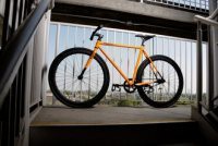 The Tango Pure Fix. Огненно-оранжевая рама с черными ободами.