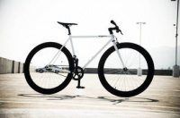 The Quebec Pure Fix. Белая рама с черными ободами.