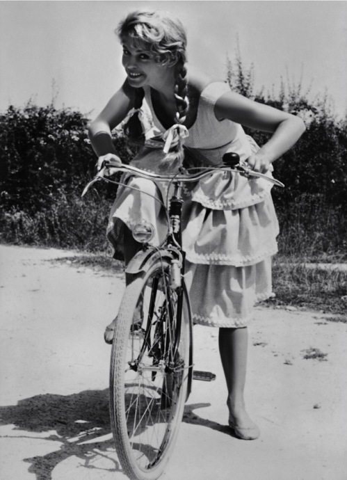 Бриджит Бардо на велосипеде