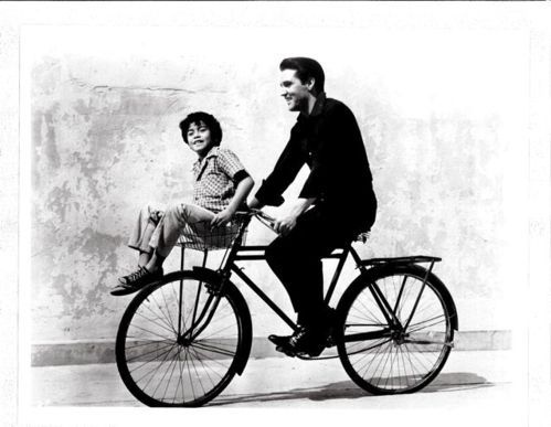 Элвис Пресли на велосипеде