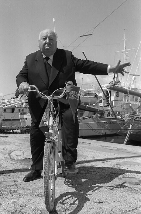 Альфред Хичкок на велосипеде