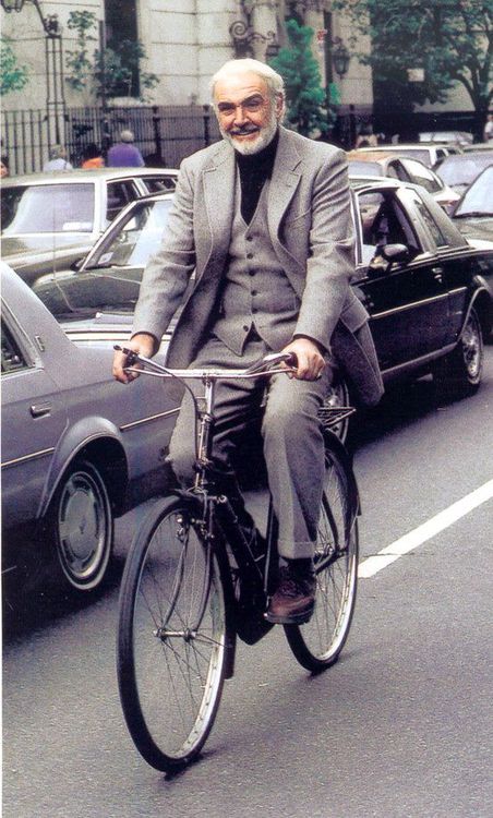 Шон Коннери на велосипеде
