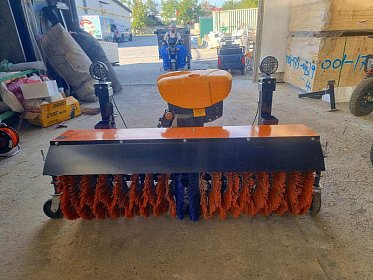 Щетка-отвал навесная для подметания, снегоуборочная с двигателем 